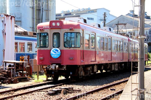 銚子電鉄 仲ノ町駅に併設される車庫に停車する列車