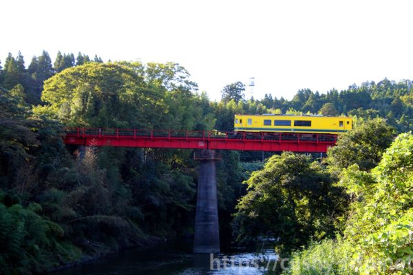 赤い橋を渡るいすみ鉄道の気動車
