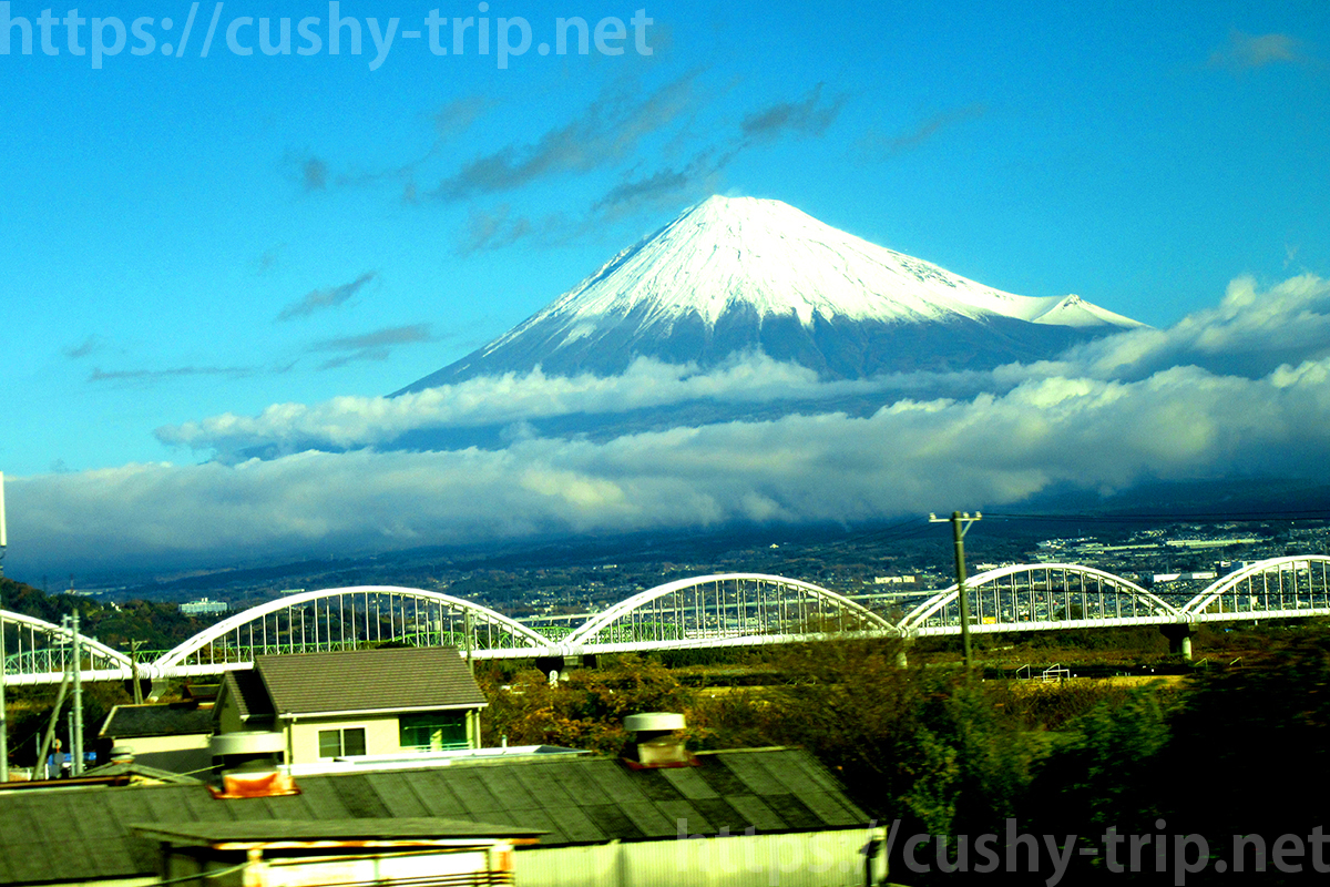 東海道新幹線から見える晴天の富士山