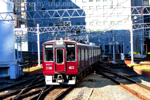 大阪梅田駅へ向かう阪急電車