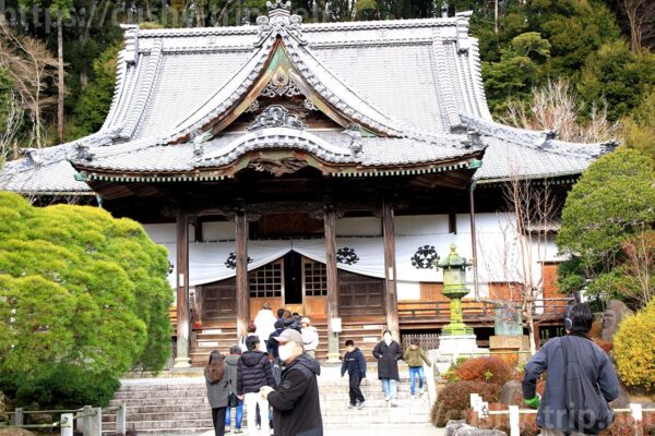 修禅寺に参拝する観光客
